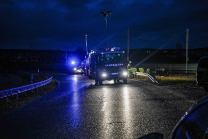 Renningen: PKW kommt von der Fahrbahn ab und ueberschlaegt sich und bleibt direkt neben den Gleisen liegen