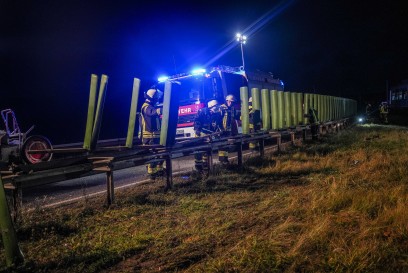 Renningen: PKW kommt von der Fahrbahn ab und ueberschlaegt sich und bleibt direkt neben den Gleisen liegen