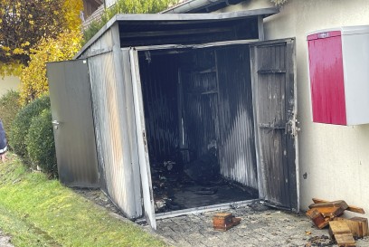 Boeblingen-Dagersheim: Metallschuppen brennt voellig aus - Gebaeude leicht in Mitleidenschaft gezogen