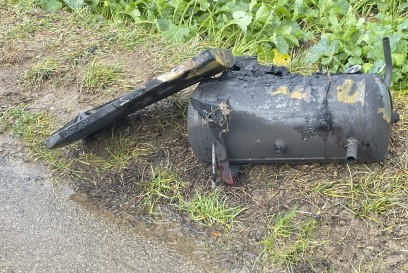 Boeblingen-Dagersheim: Metallschuppen brennt voellig aus - Gebaeude leicht in Mitleidenschaft gezogen