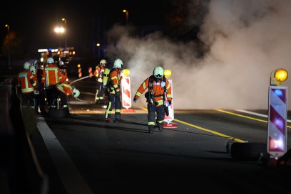 Ebersbach: Auto ueberschlaegt sich und geraet in Vollbrand - Schwerer Verkehrsunfall mit Todesfolge