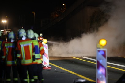 Ebersbach: Auto ueberschlaegt sich und geraet in Vollbrand - Schwerer Verkehrsunfall mit Todesfolge