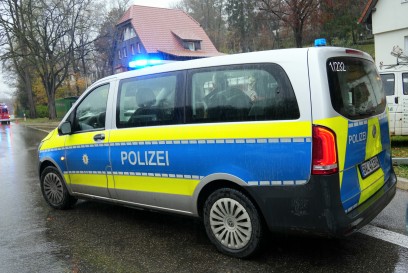 Waldenbuch: VW uebersieht Mercedes beim ausfahren aus einer Bushaltestelle