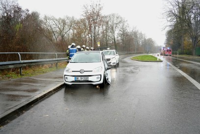 Waldenbuch: VW uebersieht Mercedes beim ausfahren aus einer Bushaltestelle