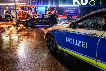 Koengen: Pkw faehrt auf Parkplatz gegen Laterne - beim Driften verunfallt?
