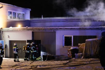 Eschenbach: Garagenbrand fuehrt zu Grosseinsatz der Feuerwehr