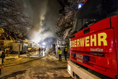 Goeppingen: Brand mehrerer Lagerhallen - Besitzer brachten teure Sportwagen in Sicherheit. 