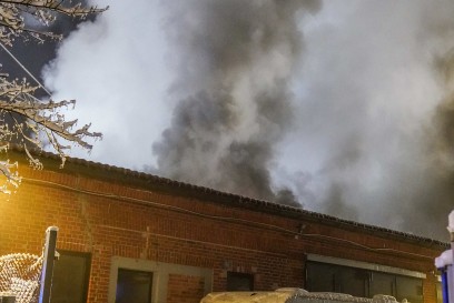 Goeppingen: Brand mehrerer Lagerhallen - Besitzer brachten teure Sportwagen in Sicherheit. 