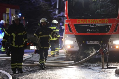 Goeppingen: Feuerwehr rueckt zu Grossbrand im Stauferpark aus