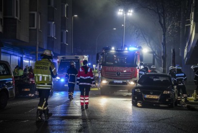Sindelfingen: Frau muss bei Wohnungsbrand ueber Drehleiter gerettet werden
