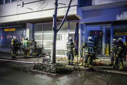 Sindelfingen: Frau muss bei Wohnungsbrand ueber Drehleiter gerettet werden
