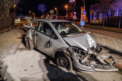 Ebersbach: Pkw faehrt ueber Strassenlaterne - Pkw Totalschaden