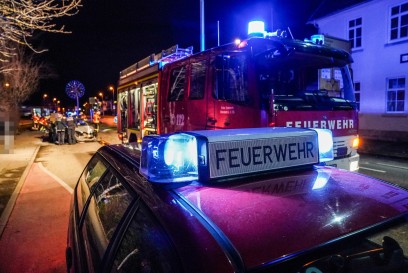 Ebersbach: Pkw faehrt ueber Strassenlaterne - Pkw Totalschaden