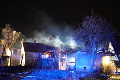 Hattenhofen: Bauernhaus in Vollbrand - Wind erschwert Loescharbeiten