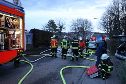 Uhingen: Brand einer Hecke und eines PKW auf einem Carport 