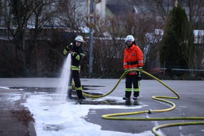 Uhingen: Brand einer Hecke und eines PKW auf einem Carport 