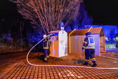 Waiblingen: Altkleidercontainer in Brand durch Silvesterboeller