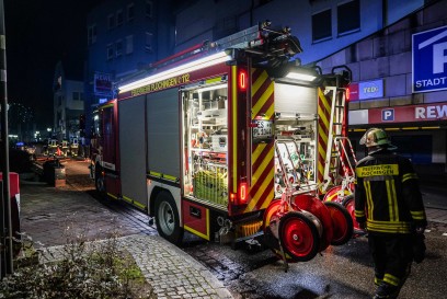 Plochingen: Brand mehrerer Feuerwerksbatterien an Papiermuelltonnen