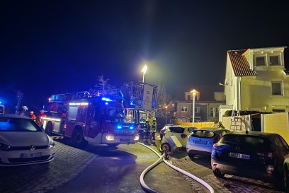 Nufringen: Hecke brennt an Gebaeude 