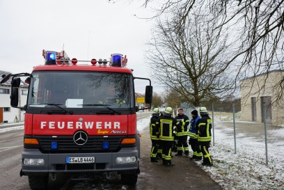 Ohmden: PKW kommt von Fahrbahn ab und prallt gegen Baum