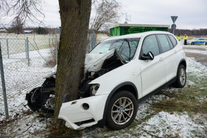 Ohmden: PKW kommt von Fahrbahn ab und prallt gegen Baum