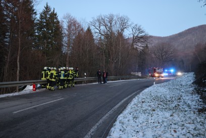 Gruibingen/Weilheim a.d.T.: Tesla kommt von der Strasse ab und stuertzt beinahe Abhang hinab. 