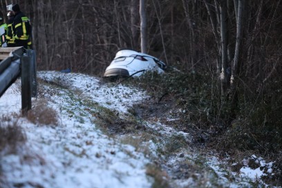 Gruibingen/Weilheim a.d.T.: Tesla kommt von der Strasse ab und stuertzt beinahe Abhang hinab. 