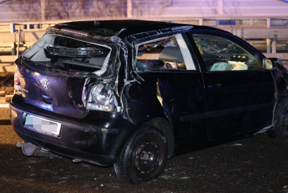Faurndau: Polo kommt von der Strasse ab, ueberschlaegt sich und kommt auf dem Dach zum Stehen