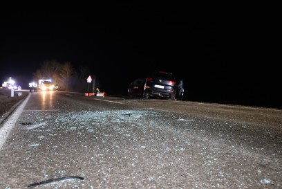 Geislingen: 2 PKW kollidieren frontal. EIne Person wird eingeklemmt und erliegt seinen Verletzungen. 2 Menschen werden verletzt. 