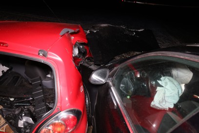 Geislingen: 2 PKW kollidieren frontal. EIne Person wird eingeklemmt und erliegt seinen Verletzungen. 2 Menschen werden verletzt. 