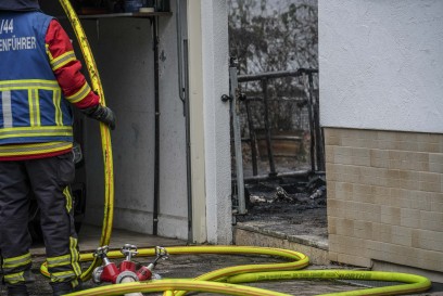 Holzgerlingen: Brand eines Holzverschlag am Gebaeude