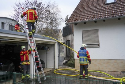 Holzgerlingen: Brand eines Holzverschlag am Gebaeude