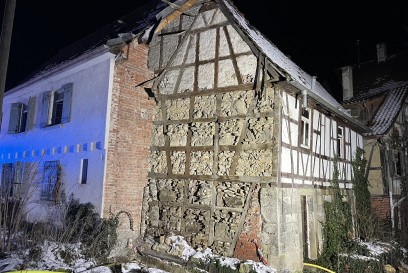 Sindelfingen: Brand in einem Leerstehenden Gebaeude haelt die Feuerwehr ueber Stunden im Einsatz  