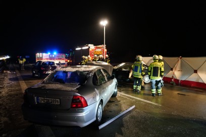 Aichelberg A8:Unfall auf glatter Fahrbahn - Ersthelfer wird Lebensgefaehrlich verletzt