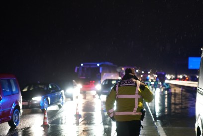 Aichelberg A8:Unfall auf glatter Fahrbahn - Ersthelfer wird Lebensgefaehrlich verletzt