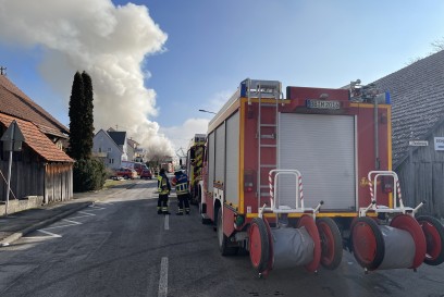 Herrenberg: Brand von zwei Gebaeuden und einer Scheune - 4 Drehleitern im Einsatz - Schaden vermutlich in Millionenhoehe 