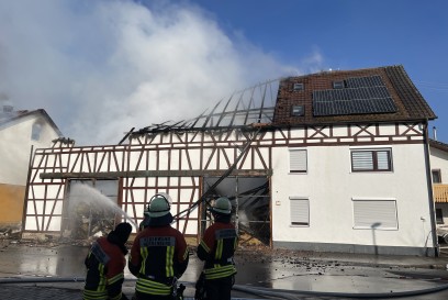 Herrenberg: Brand von zwei Gebaeuden und einer Scheune - 4 Drehleitern im Einsatz - Schaden vermutlich in Millionenhoehe 