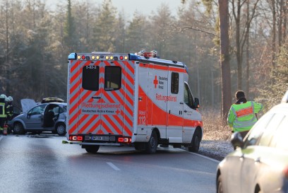 Suessen: PKW kommt von der Strasse ab und ueberschlaegt sich zwischen Suessen und Schlat 