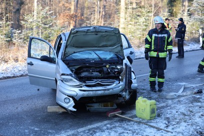 Suessen: PKW kommt von der Strasse ab und ueberschlaegt sich zwischen Suessen und Schlat 