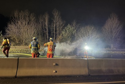 Leonberg: Mercedes brennt auf der B295 vollstaendig aus