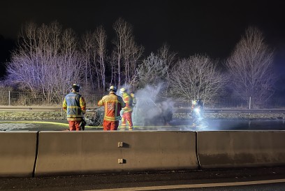 Leonberg: Mercedes brennt auf der B295 vollstaendig aus