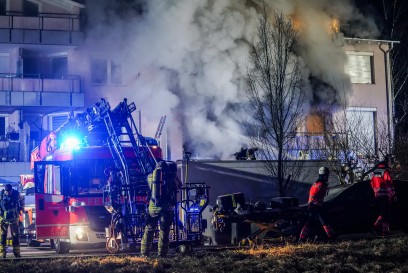 Denkendorf: Flammenbilder! Hund verstorben – 1 Verletzter – Wohnung in Vollbrand