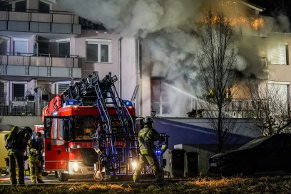 Denkendorf: Flammenbilder! Hund verstorben – 1 Verletzter – Wohnung in Vollbrand
