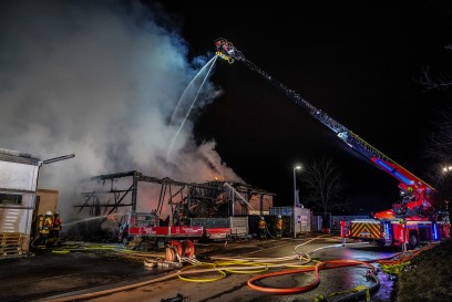 Riederich: Zimmerei im Vollbrand - Bundesstrasse zeitweise gesperrt