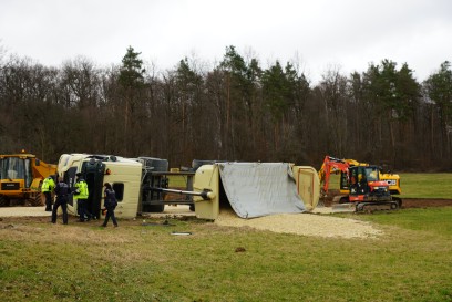 Reichenbach Fils: LKW kippt an Neigung um - Fahrer schwer verletzt