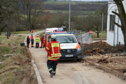 Reichenbach Fils: LKW kippt an Neigung um - Fahrer schwer verletzt