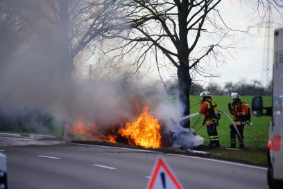 Schlierbach: PKW knallt gegen Baum und geht in Flamen auf