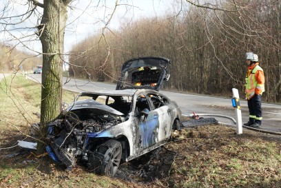 Schlierbach: PKW knallt gegen Baum und geht in Flamen auf