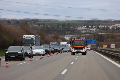Wendlingen: Verkehrsunfall mit 5 Fahrzeugen auf der A8 bei Wendlingen