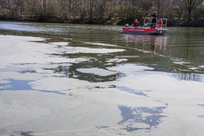 Sindelfingen: Sichtbare Verunreinigung im Goldbachsee - laengerer Einsatz fuer die Feuerwehr